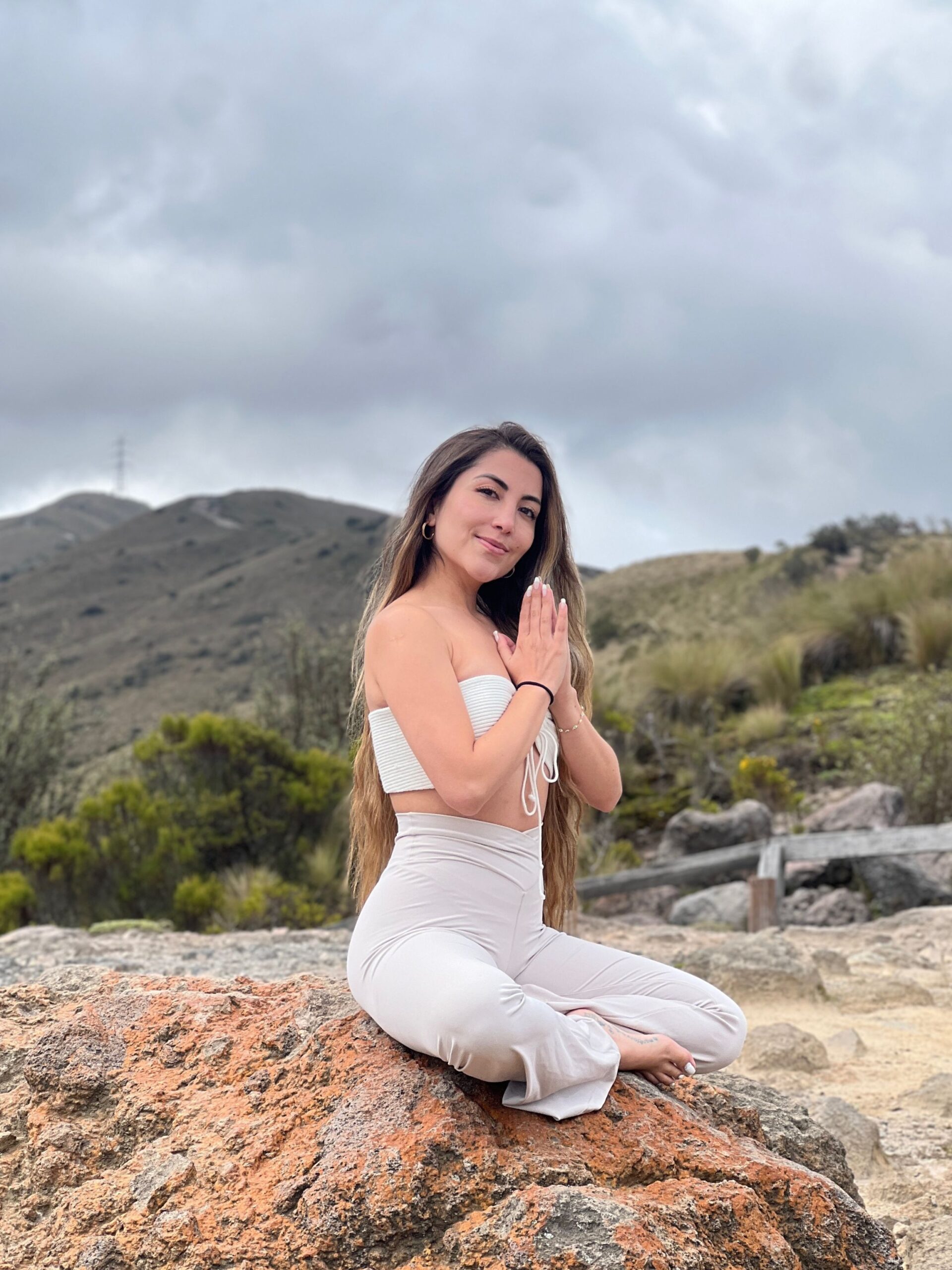 Linda Sol en postura de yoga